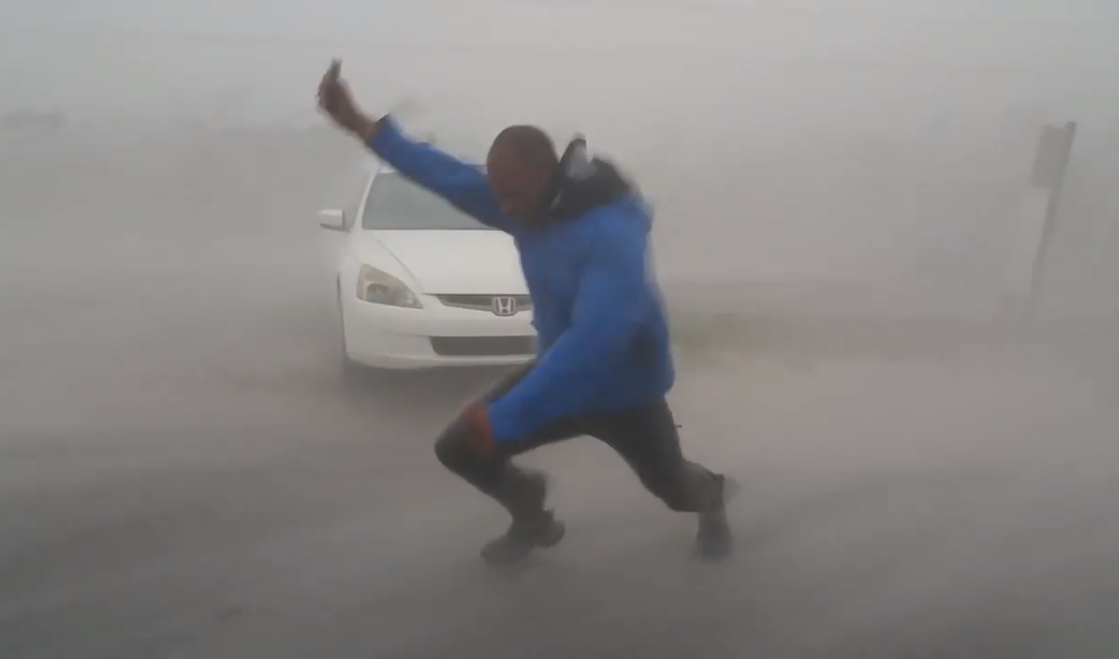 Смел метеоролог се изправи "лице в лице" срещу урагана "Ирма" (ВИДЕО)