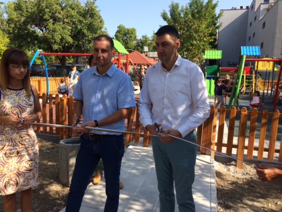 Вандали вилнеят из Пловдив, разбиват детски площадки и автобусни спирки