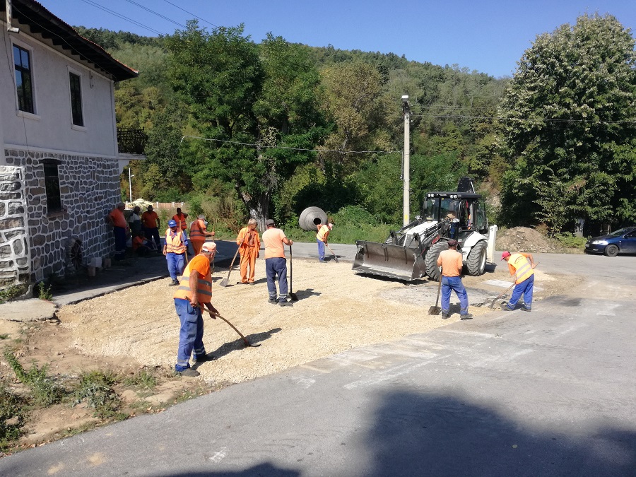 Продължават ремонтите на улици в населените места край Велико Търново