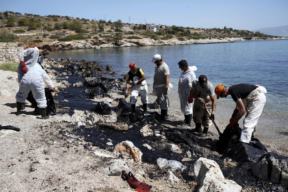 Нефтен разлив предизвика екокатастрофа на гръцкия остров Саламина
