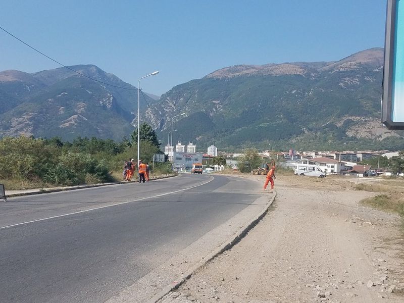 Започна обновяване на пешеходните пътеки край училищата в Карлово