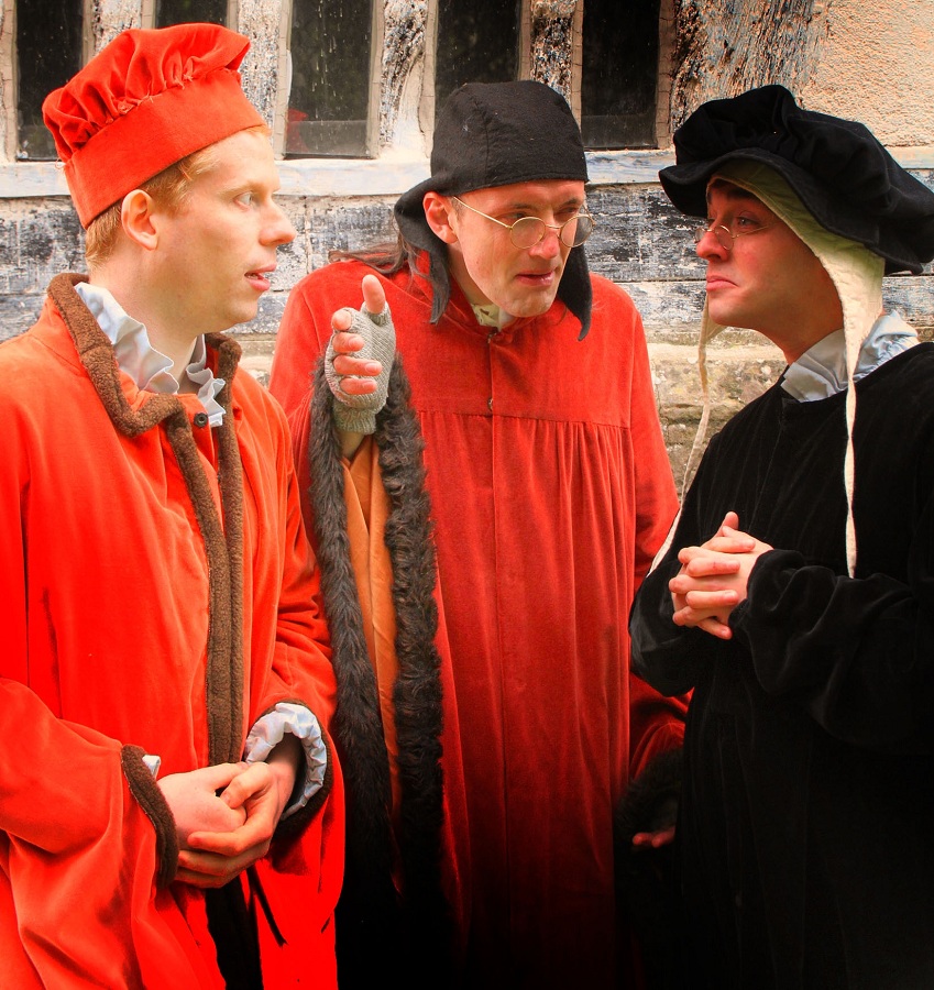 Мъже от Шекспировия уличен театър играят всички роли във "Веселите уиндзорки" на „Сцена на кръстопът” в Пловдив