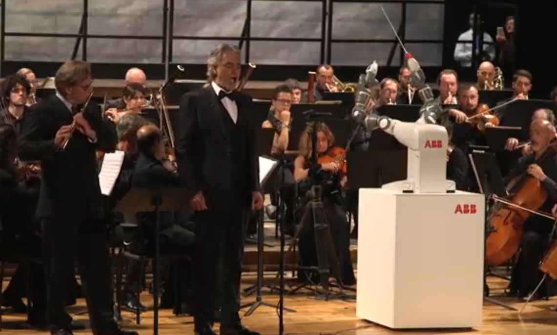 Андреа Бочели пя, докато робот дирижира оркестъра (ВИДЕО)