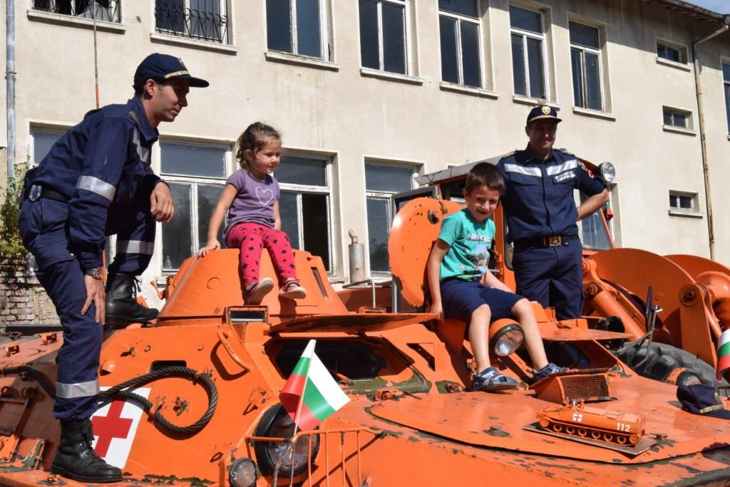 25 машини участваха в първия по рода си парад на спасителна и пожарна техника в Горна Оряховица