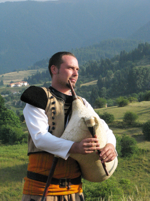 Скулптор гайдар вае с длето и музика