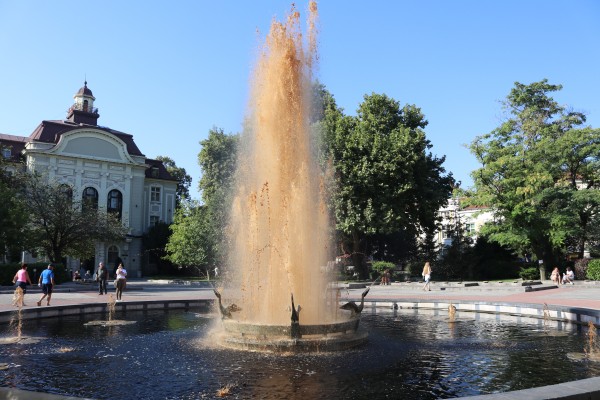 Кола бликна от фонтана пред Община Пловдив