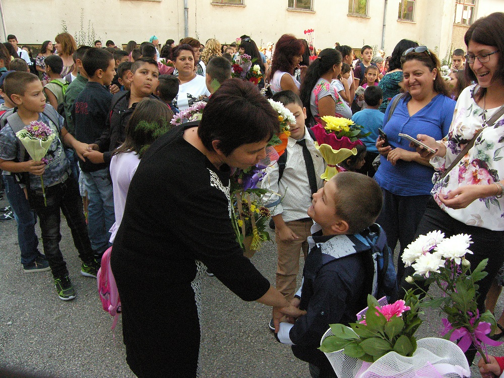 Школският звънец събра 830 ученици в Община Елена