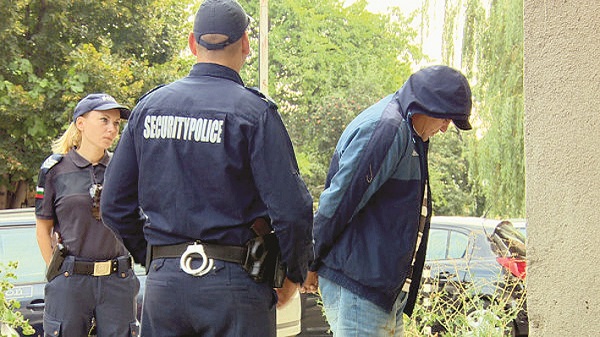 Заловиха автокрадците Руския и Папен от Волуяк