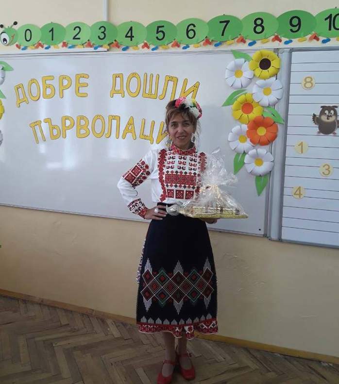 Учителка отиде с носия на първия учебен ден