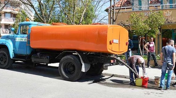 Пожарникари доставят вода в Горна Оряховица заради вик-авария