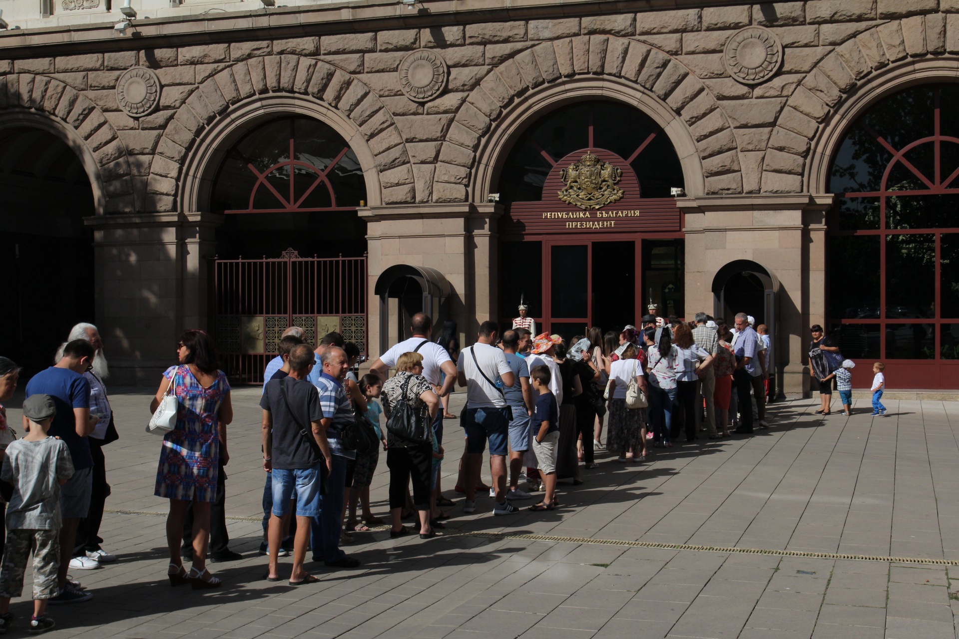 Опашка пред Президентството за деня на отворените врати (СНИМКИ)
