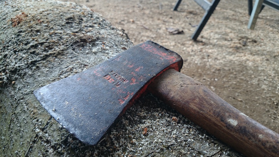 Тъст кла с брадва зет си пред погледа на своята внучка