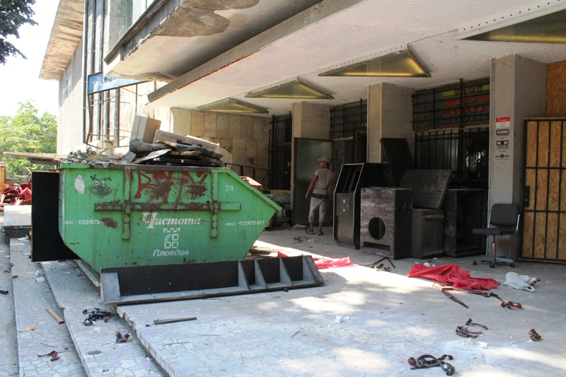 Изнесоха тонове боклук, стотици седалки и стари филмови ленти от кино „Космос” в Пловдив