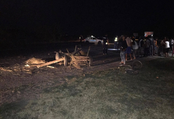 Микробус уби двама роми в каруца