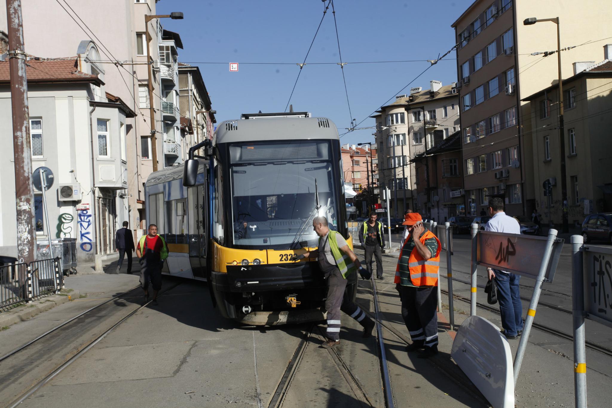 Трамвай дерайлира на Петте кьошета в София (СНИМКА)