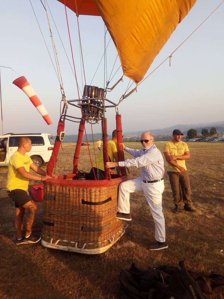 Бивш шеф на парламента ожъна нива с балон