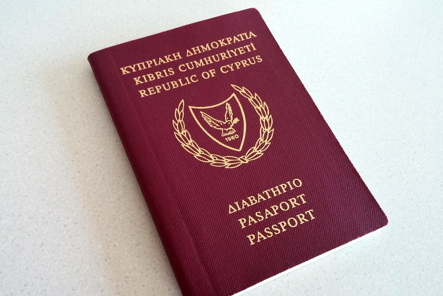 The Guardian: Кипър продава европейско гражданство на олигарси от Украйна и Русия