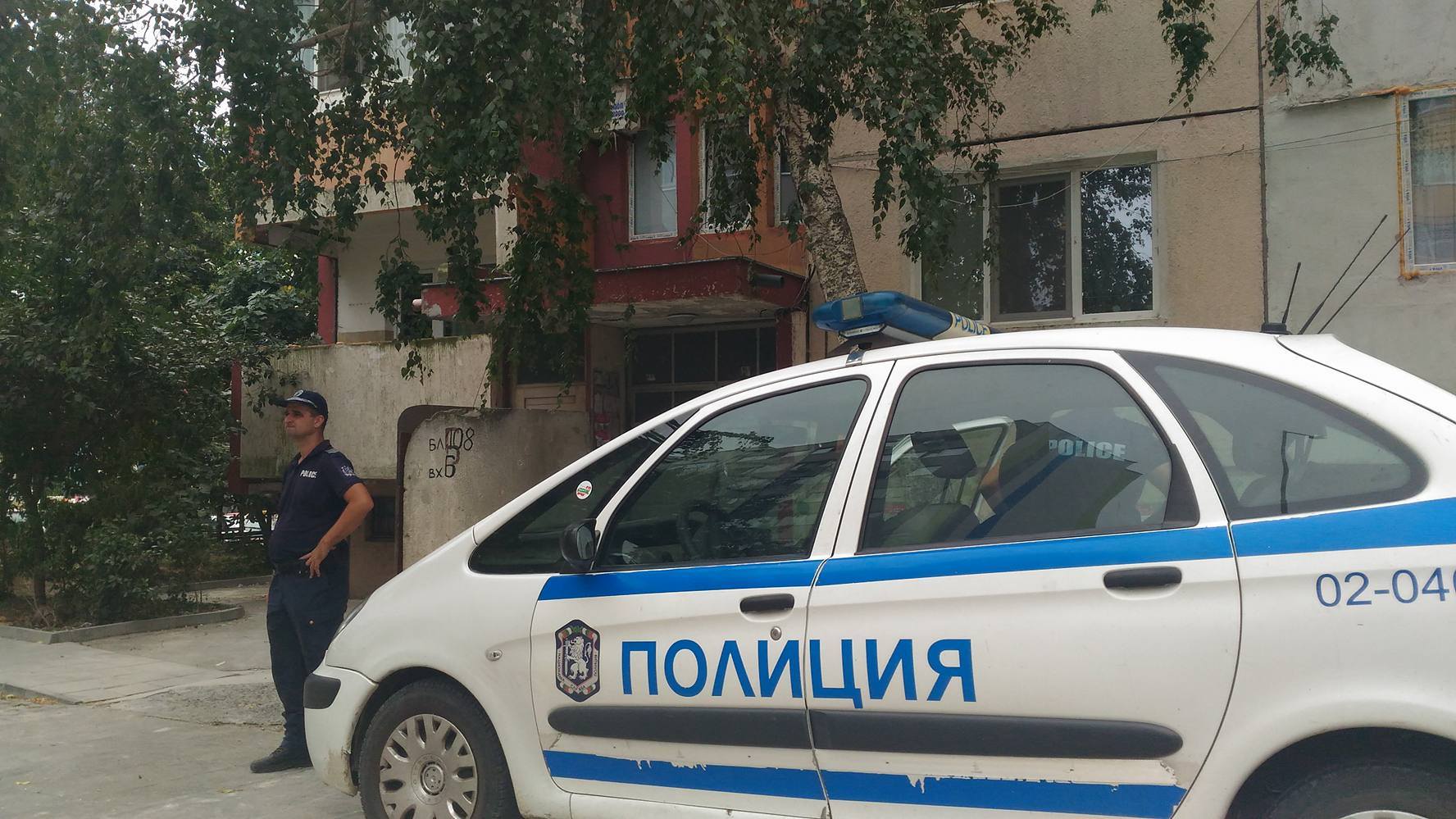 Няколко човека нахлуха в дома на 26-годишна жена и биха семейството й