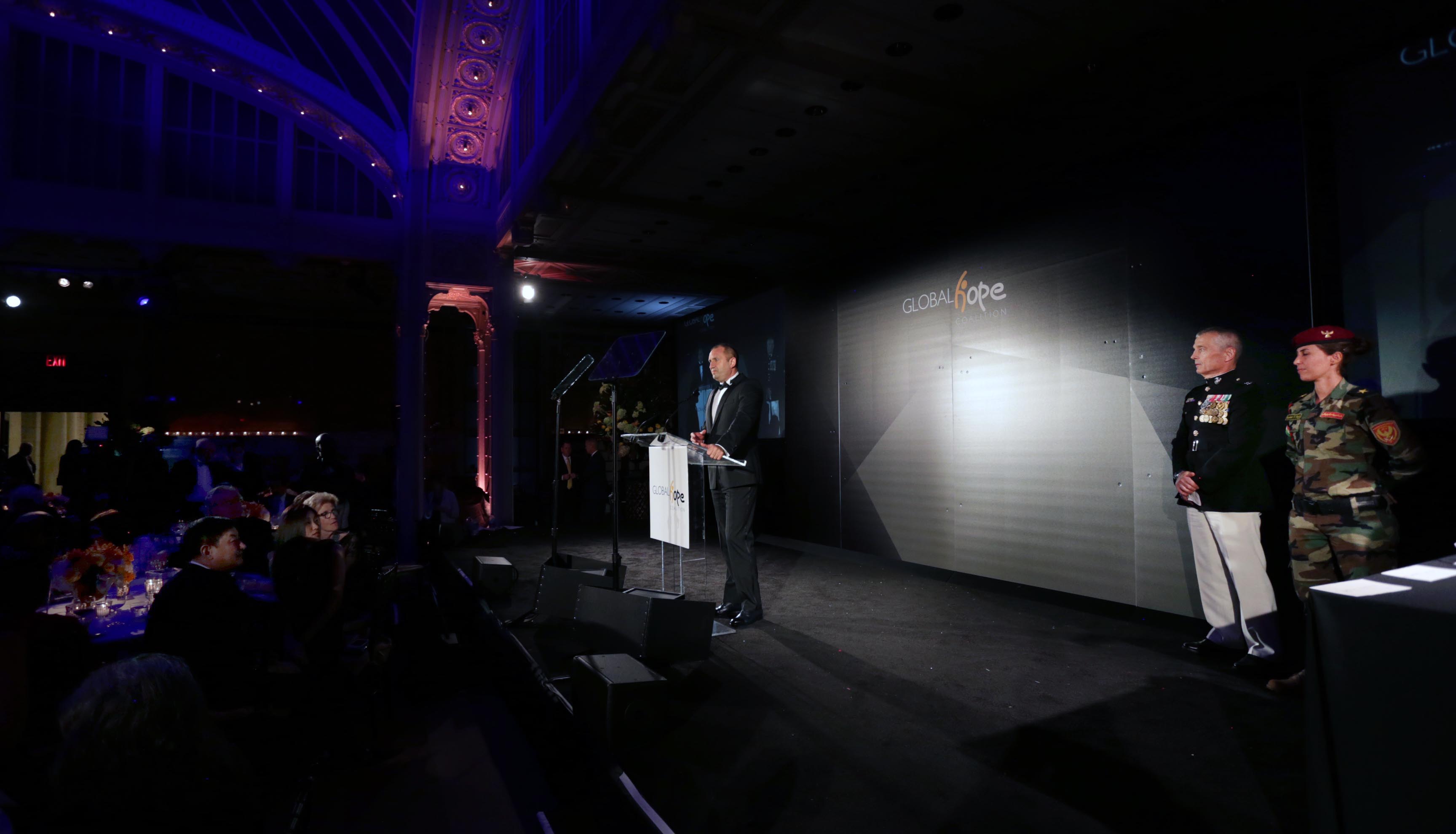 Румен Радев: Длъжни сме да отдадем почит пред личния пример в борбата с екстремизма