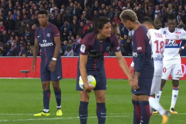 Раздор между Кавани и Неймар и в съблекалнята, всичко е за пари