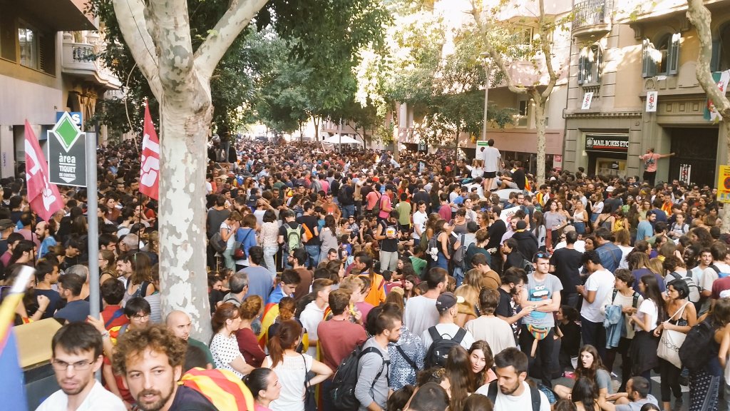 Многохиляден протест в защита на референдума се провежда в Барселона