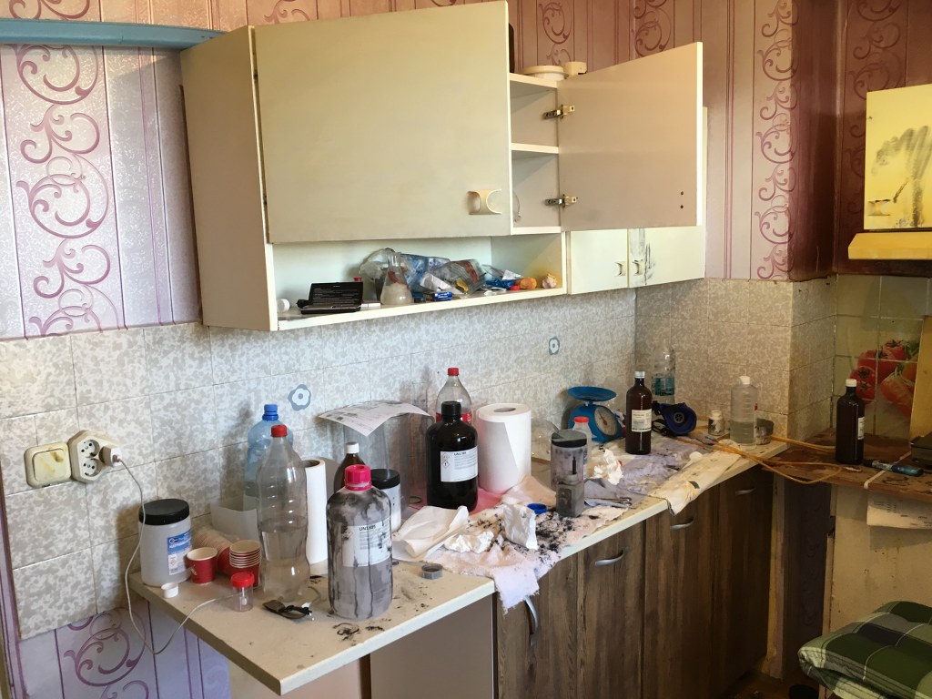 Руснак, превърнал квартирата си в нарколаборатория, е задържан в Хасково