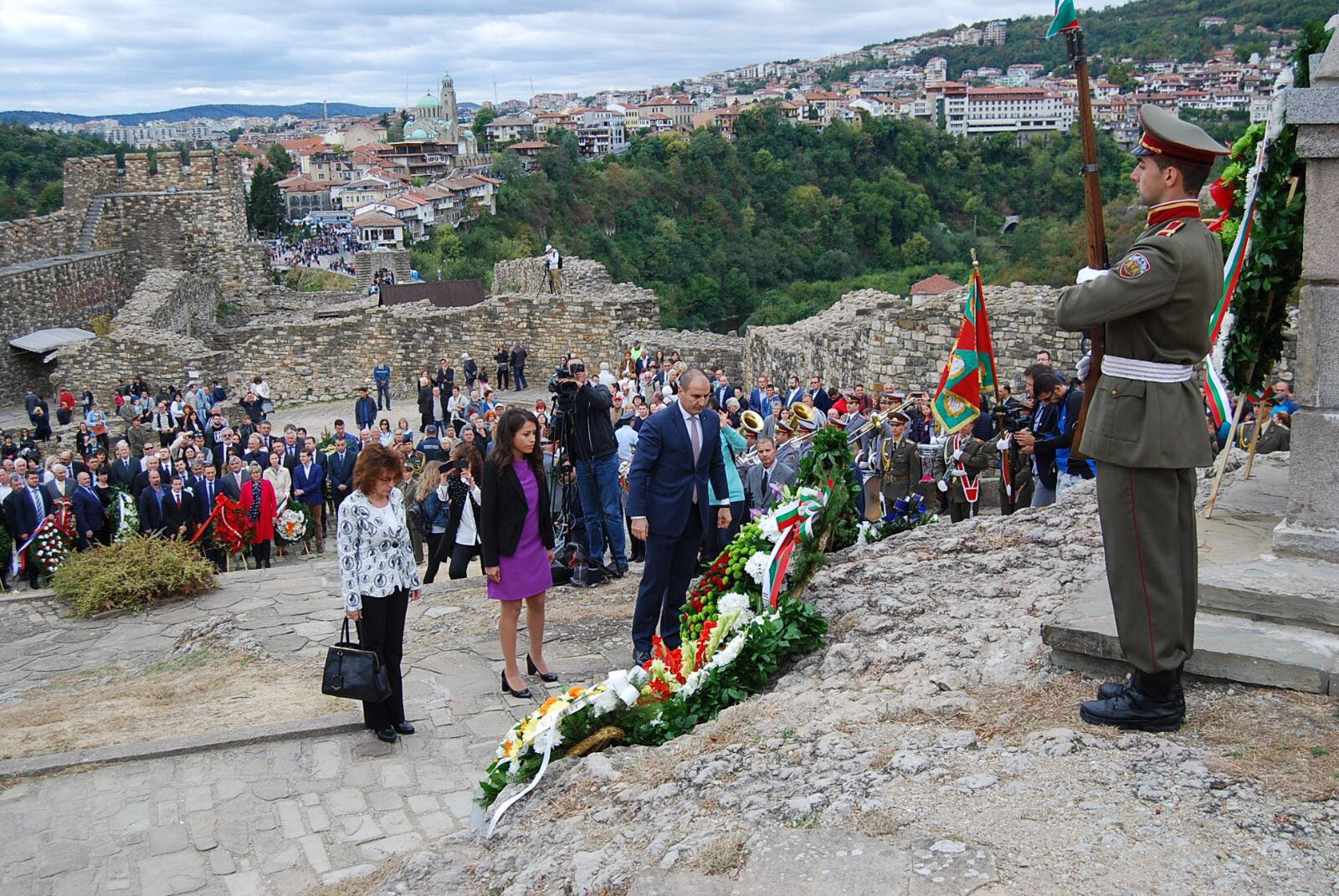 Цветан Цветанов участва в церемонията по издигането на националния флаг на Царевец