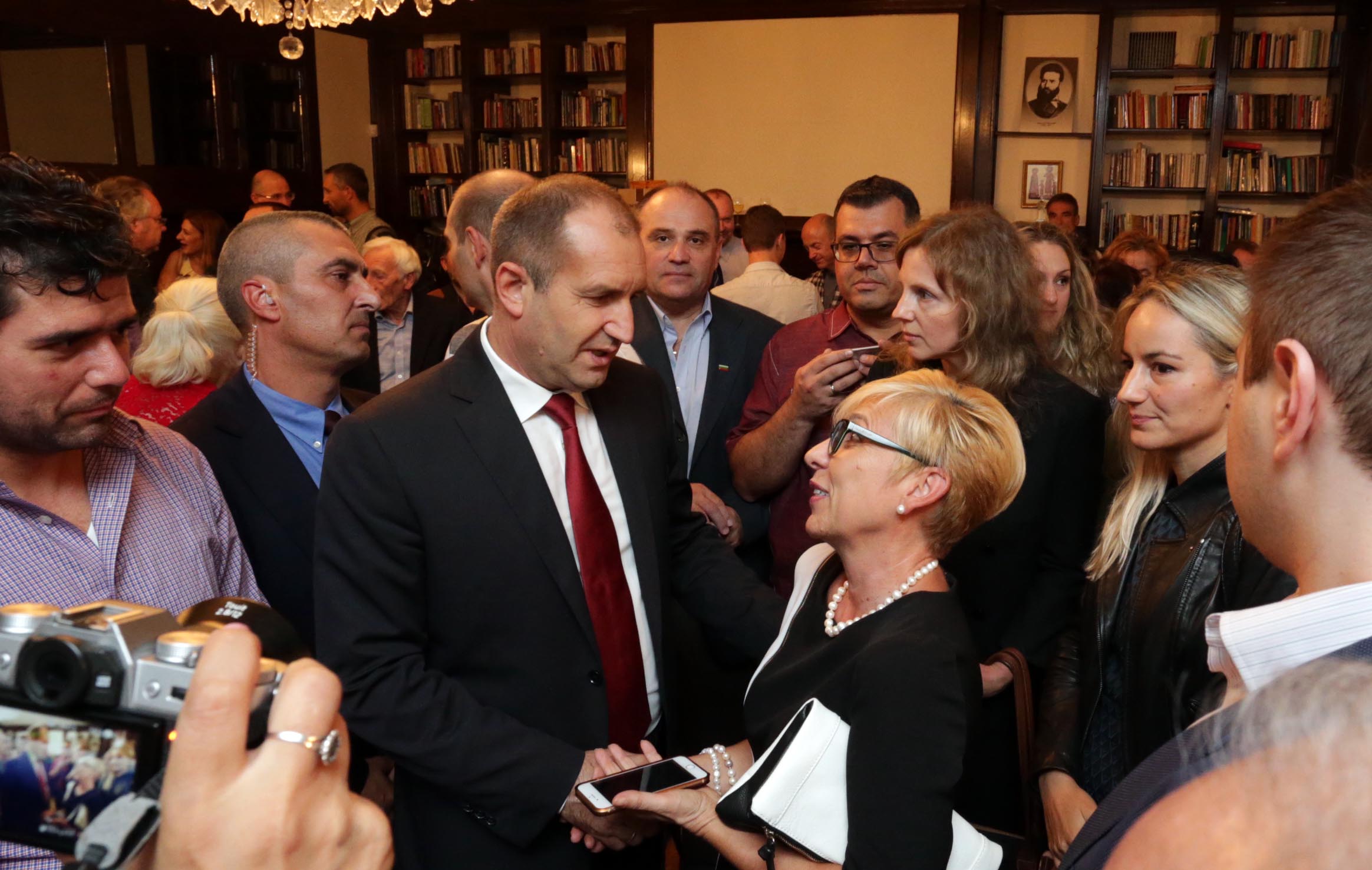 Румен Радев пред сънародници в Ню Йорк: За мен България ще е успяла, когато кажете на вашите деца да се върнат, за да учат и работят в нея (СНИМКИ)