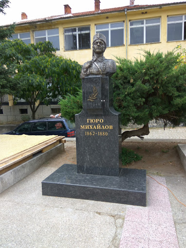 Откриха паметник на Гюро Михайлов в родното му село Розовец