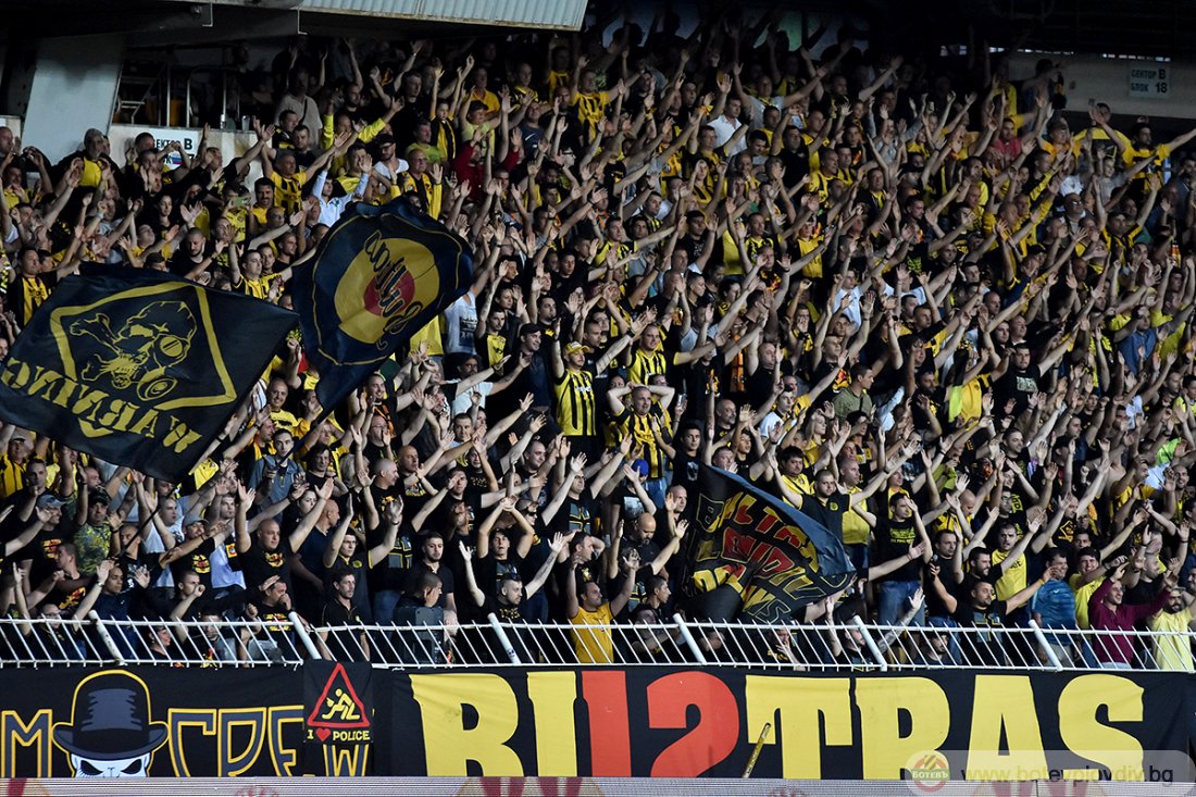 Полицаи ескортират рейса на „Локо” от „Лаута” до стадиона в Коматево