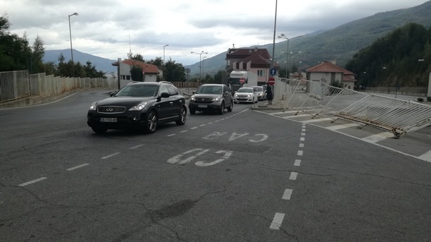 Ремонтират оградата на ГКПП Гюешево след катастрофа и буря