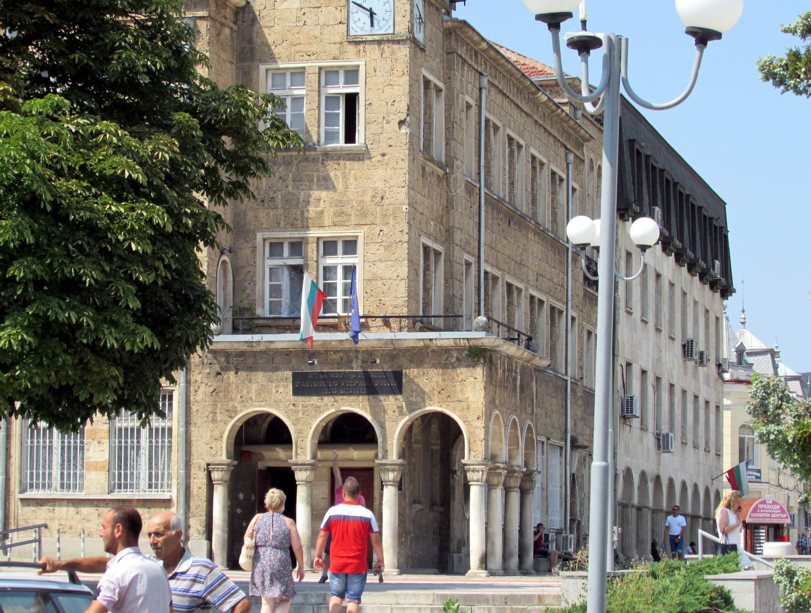 Обирджия на казино върна парите, наказаха го условно