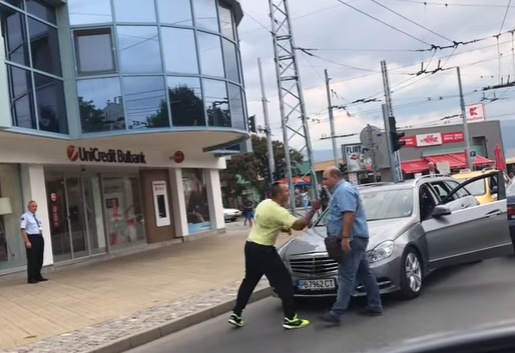 Шамари за засичане на кръстовище в Пловдив (ВИДЕО)