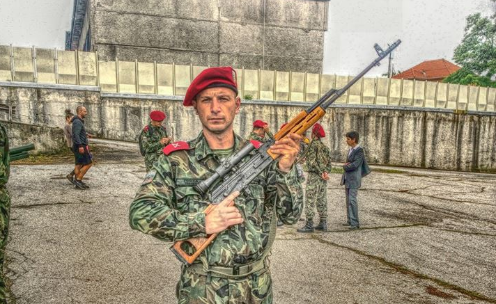 Стотици приятели и близки скърбят за нелепо загиналия редник Тошев