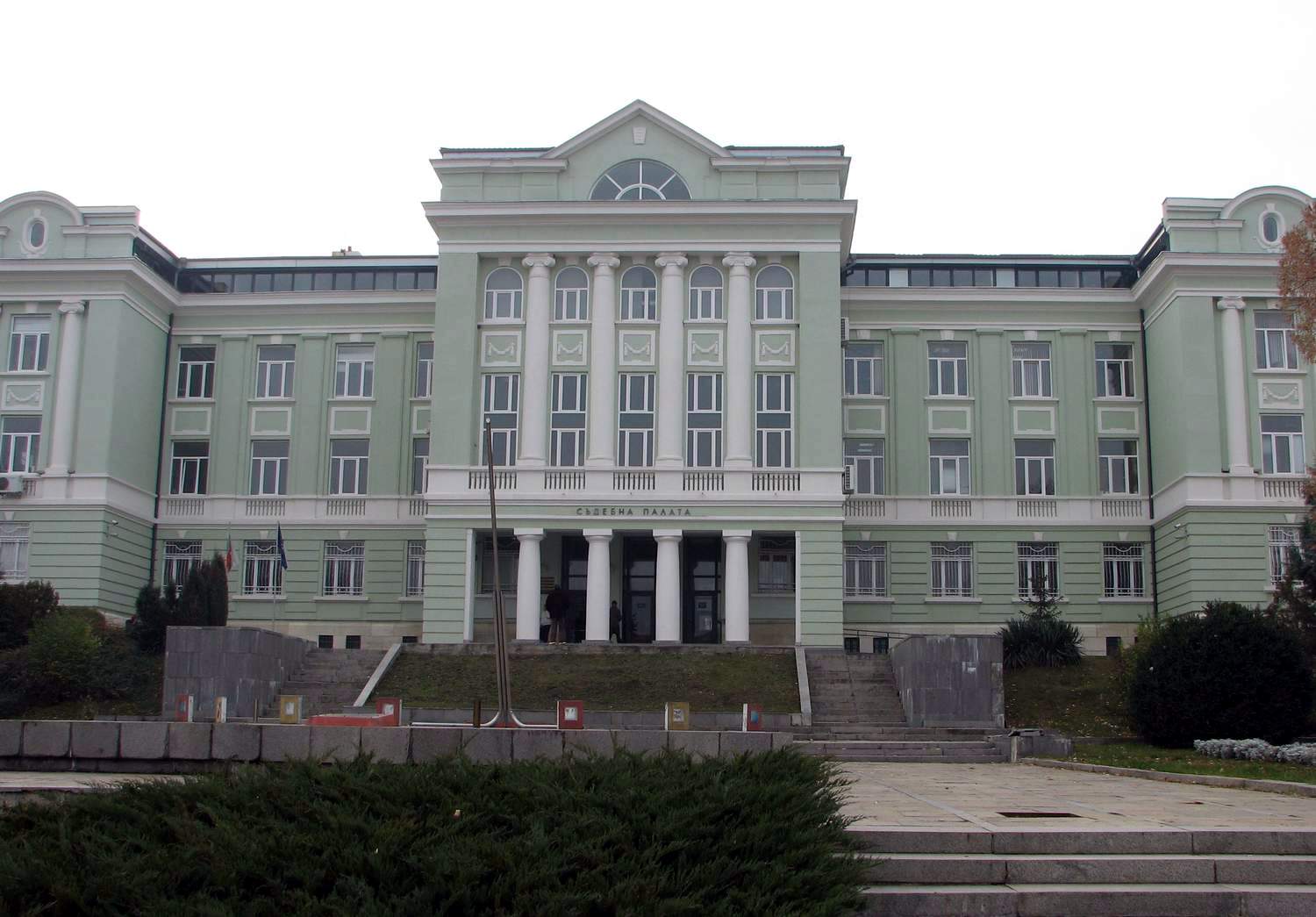 Канят ученици да рисуват съдебната палата