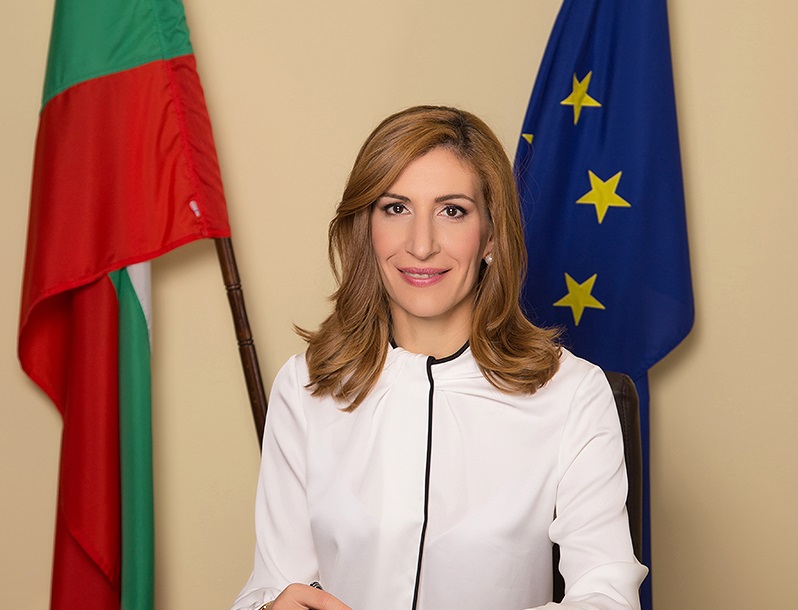 Николина Ангелкова: 363 хил. души работят в туризма и свързаните с него дейности