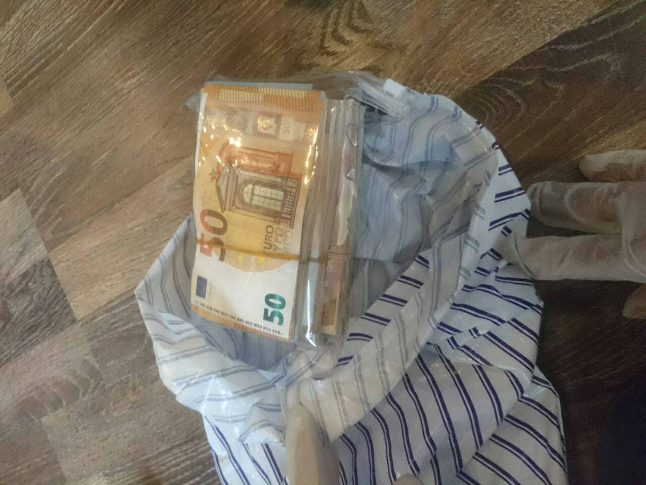 Вижте колко пари, оръжия и наркотици са открити при разбиването на бандата на Квиц във Врачанско (СНИМКИ)
