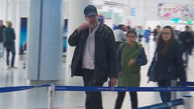 Шведът, който ритна камериерка, си замина, без дори да е платил глобата