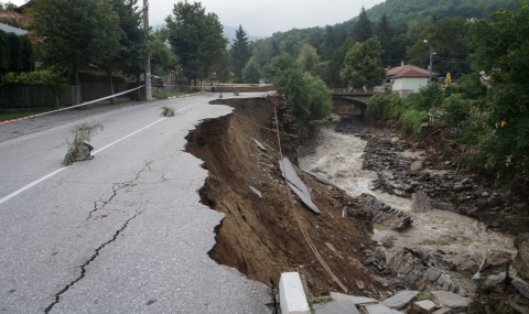 Укрепват две свлачища в Бургас и Царево