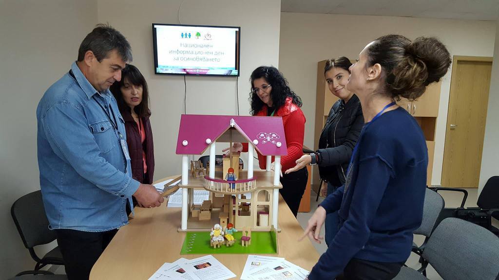 Център организира срещи с осиновители и кандидат-осиновители