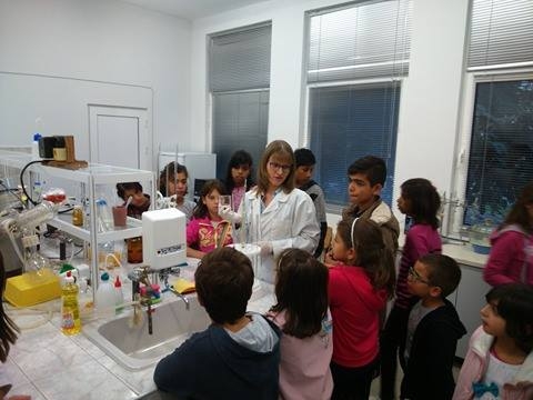 Демонстрация на химична лаборатория и дегустация на здравословни храни в УХТ-Пловдив