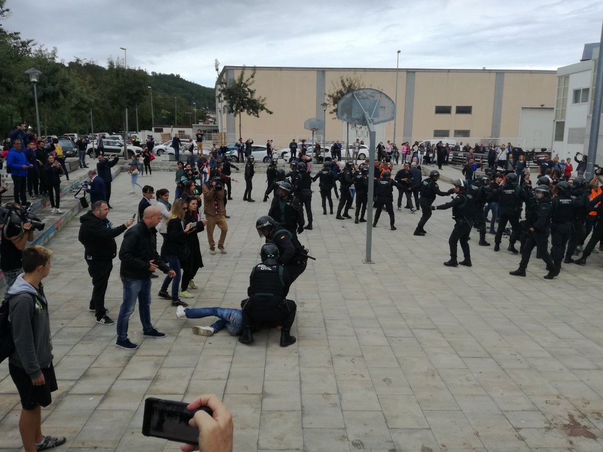 Сблъсъци между полиция и граждани в Каталуния (ВИДЕО)