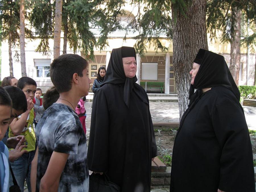 Игуменката на Сопотския манастир води занимания по вероучение в неделя в Радиното училище