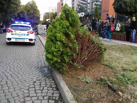 Зрелищна катастрофа в центъра на Пловдив, като по чудо няма жертви