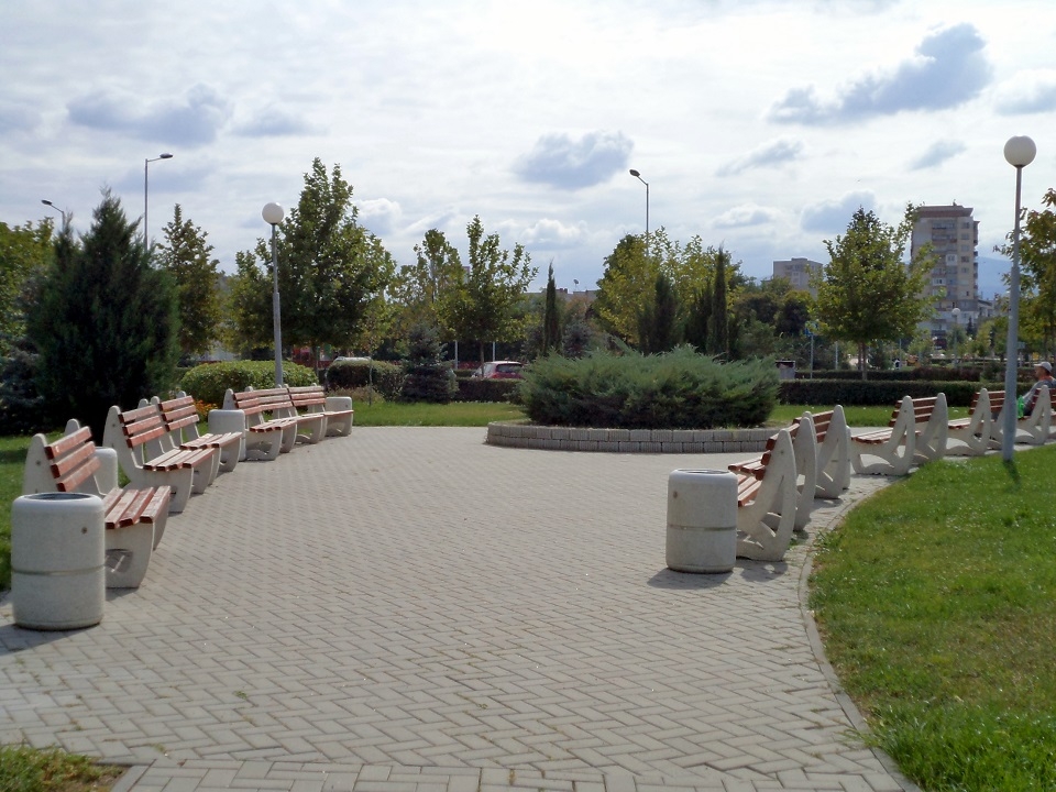 Вандали рушат парка край МОЛ „Пловдив”, автомобил гази тревните площи