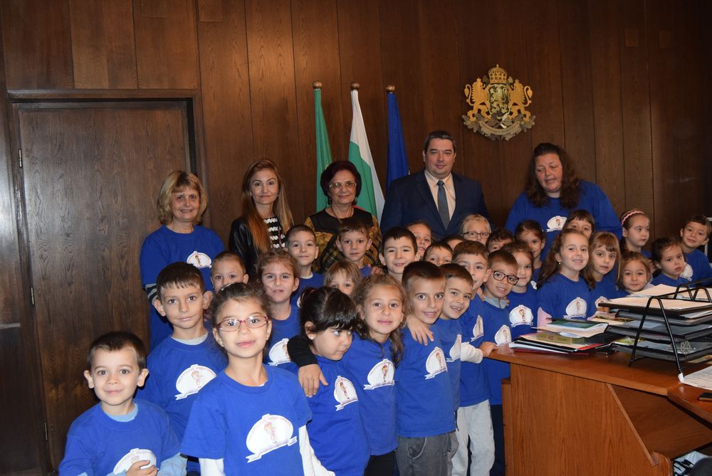 Деца от ДГ „Ален мак“ гостуваха в Община Горна Оряховица