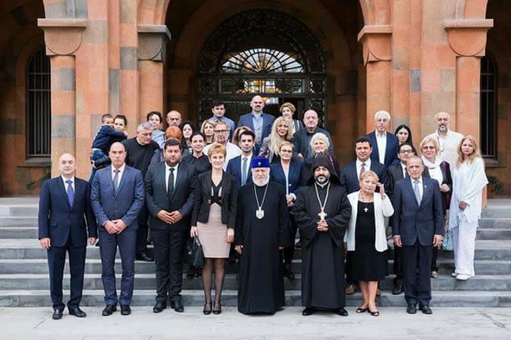 Елитът на Армения аплодира български художник