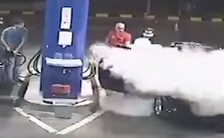 Служителят на бензиностанция, изгасил цигара на клиент с пожарогасител: Стъписа ме неговият непукизъм