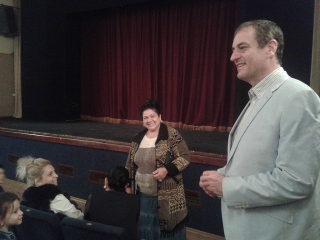 Районен кмет заведе деца и родители от Столипиново на куклен театър