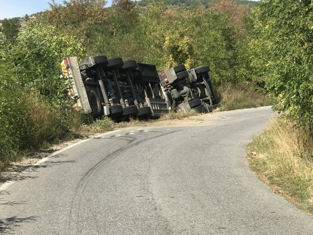 Цистерна с гориво се е обърнала на пътя Стара Загора – Казанлък